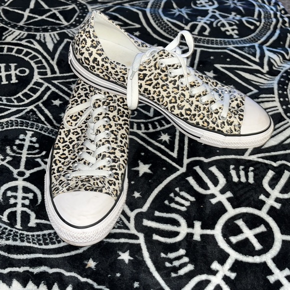 Men’s Low Top Leopard Print Converse - Picture 2 of 4
